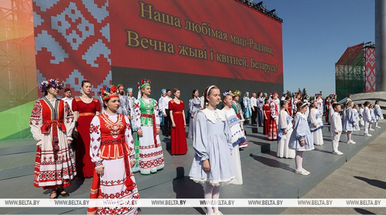 В Беларуси празднуют День Государственного флага, Государственного герба и Государственного гимна