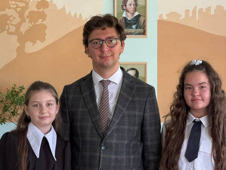 Учитель Шарпиловской средней школы Юрий Капатков со своими ученицами