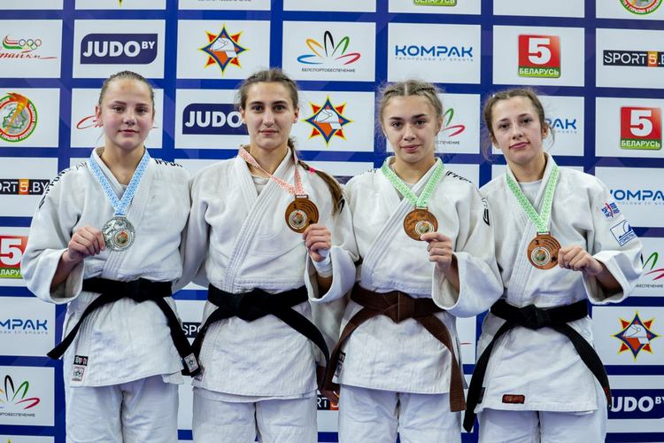 Александра Царенкова (справа)