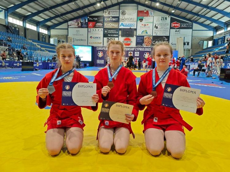 Валерия Винокурова (в центре)