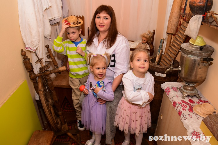  Анжела Насковец с детьми