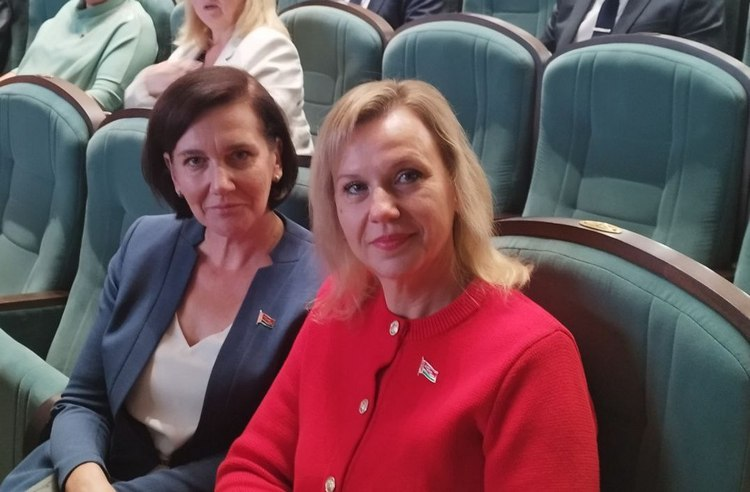 Виктория ЛАДУТЬКО (справа)