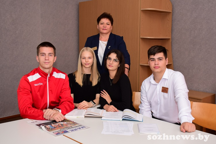 Молодые специалисты с директором Поколюбичской средней школы Валентиной Хомяковой Молодые специалисты с директором Поколюбичской средней школы Валентиной Хомяковой